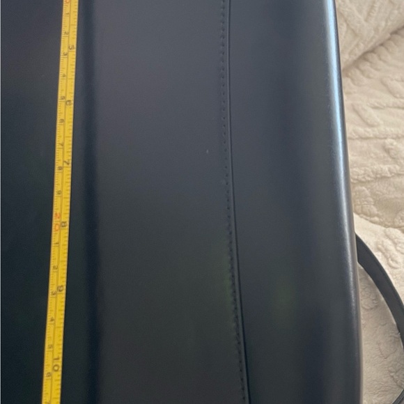 Like new Givenchy

Medium Antigona Bag in Box Leather - Picture 9 of 9